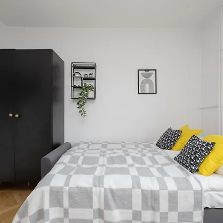 Compact For 2 In With Air Conditioning By Renters شقة