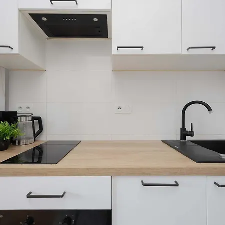 Compact For 2 In With Air Conditioning By Renters Varšava