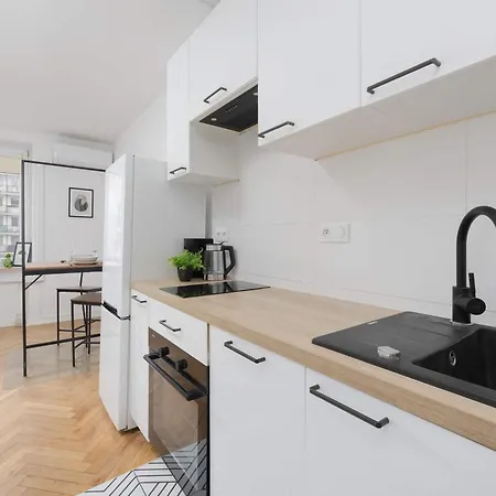 Compact For 2 In With Air Conditioning By Renters * Varšava